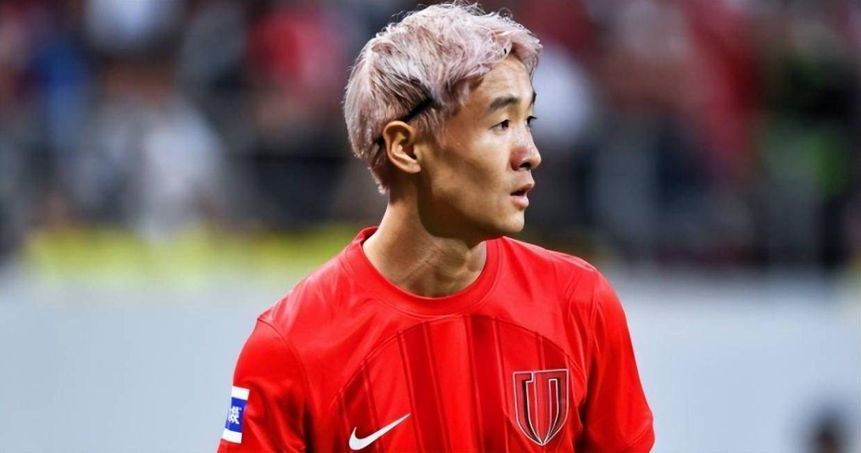 成都蓉城本轮中超还没开踢,韦世豪就连夜离队官宣加盟法甲里昂,徐正源已批准他转会申请